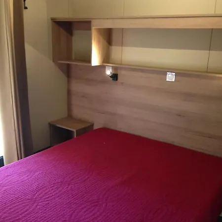 Les Chalets D'Ucciani شاليه *
