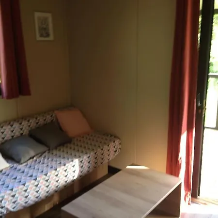 Les Chalets D'Ucciani شاليه *
